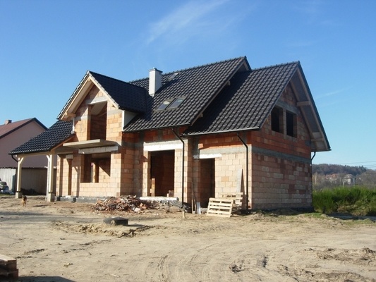 Dach gotowy na nowym budynku